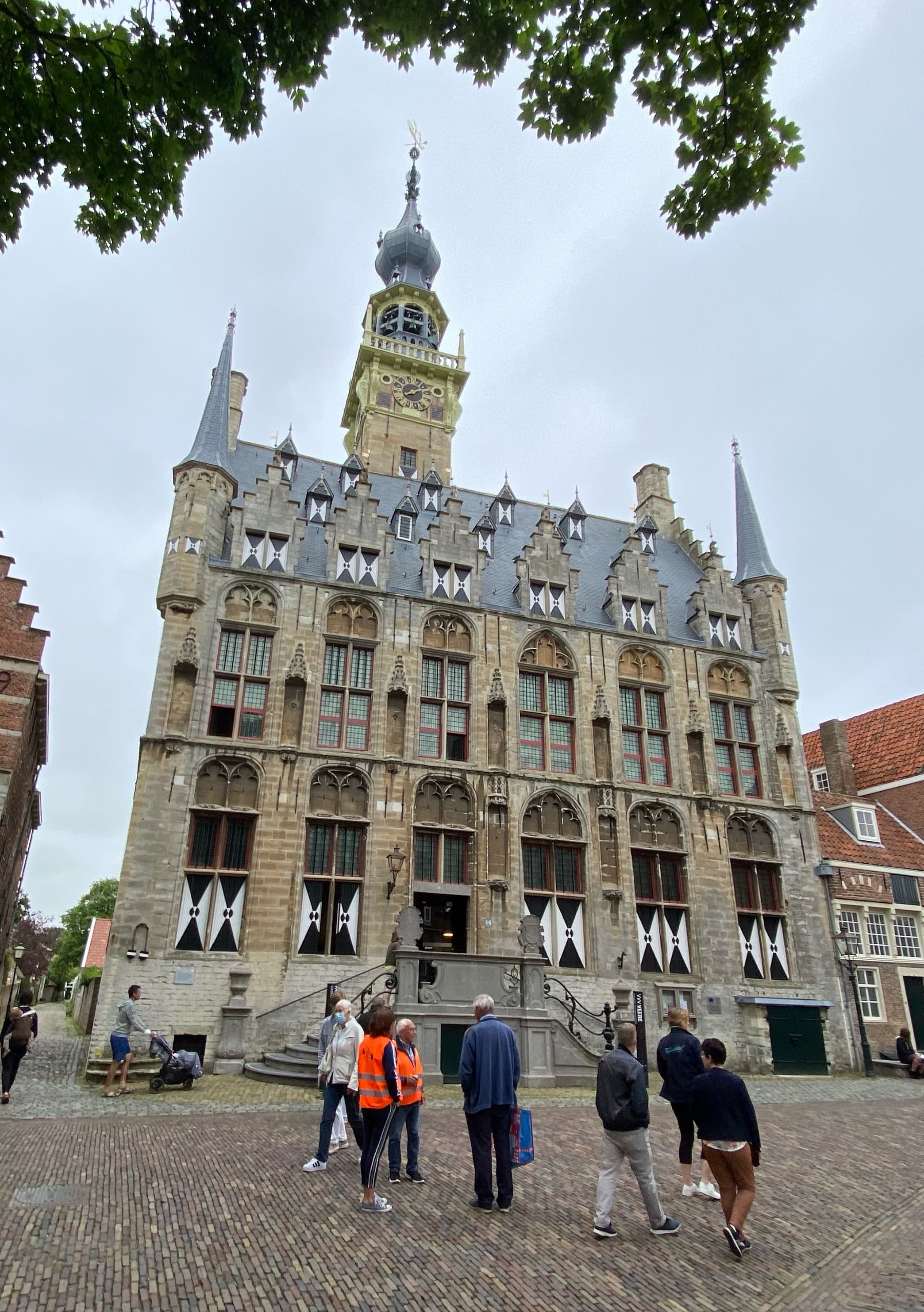 Het 15e-eeuwse stadhuis van Veere aan de Markt met zijn sierlijke toren