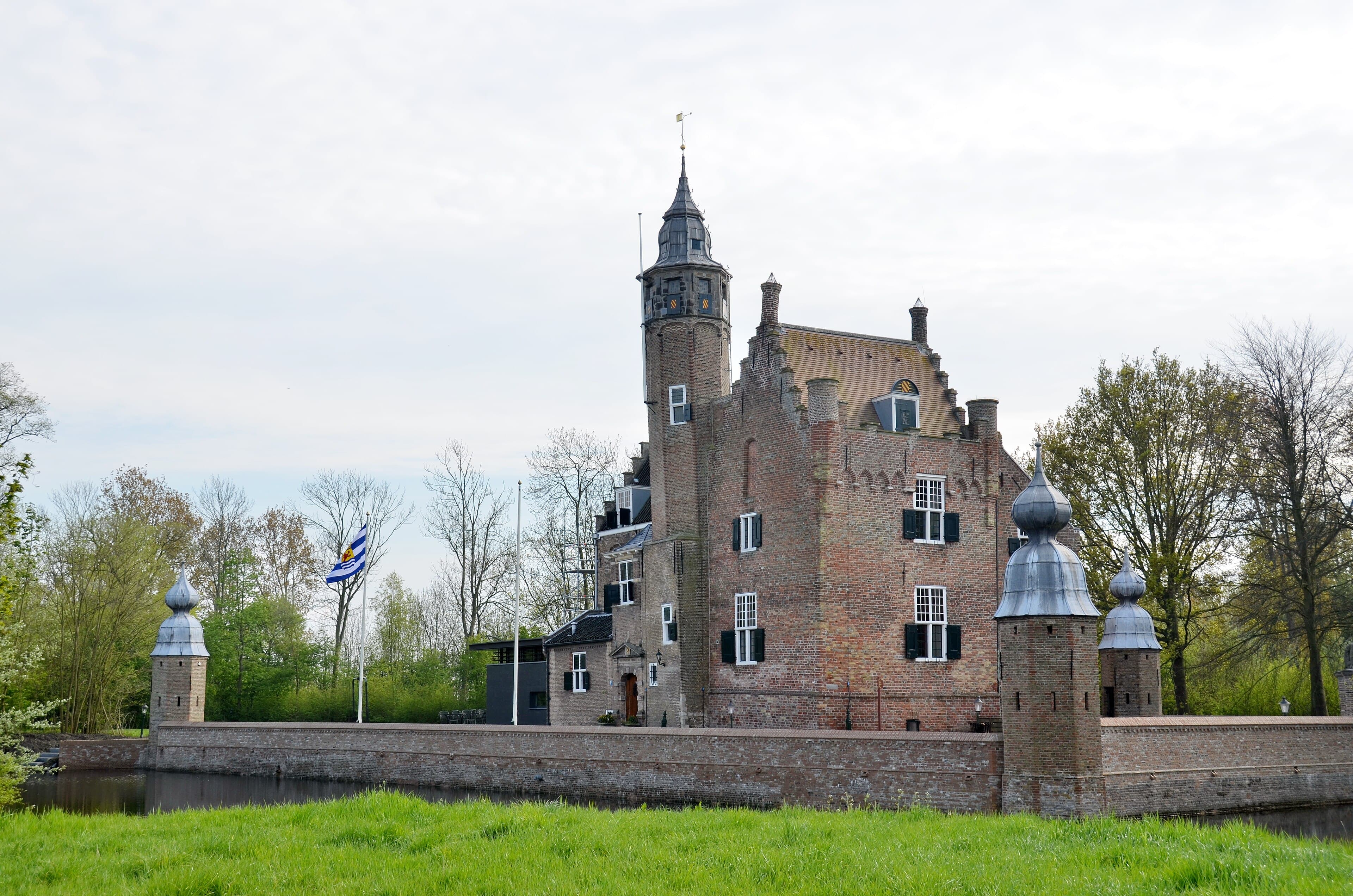 Slot Moermond in Renesse, het kasteel met zijn torens en gevels